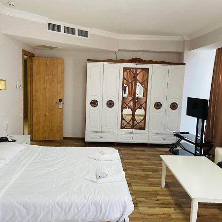 L Plaza Hotel Tbiliszi Kültér fotó