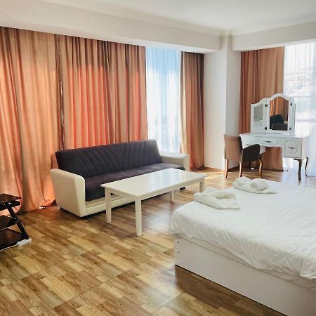 L Plaza Hotel Tbiliszi Kültér fotó