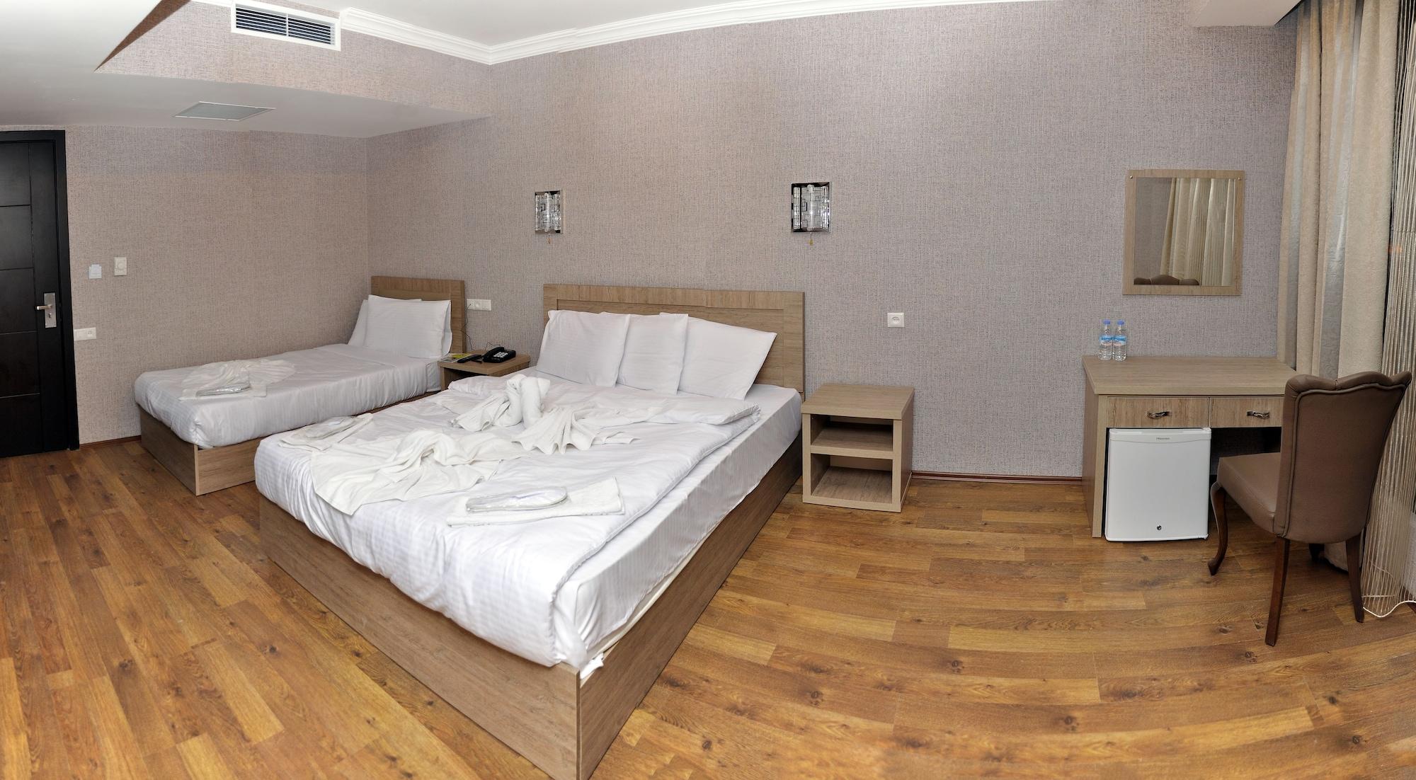 L Plaza Hotel Tbiliszi Kültér fotó