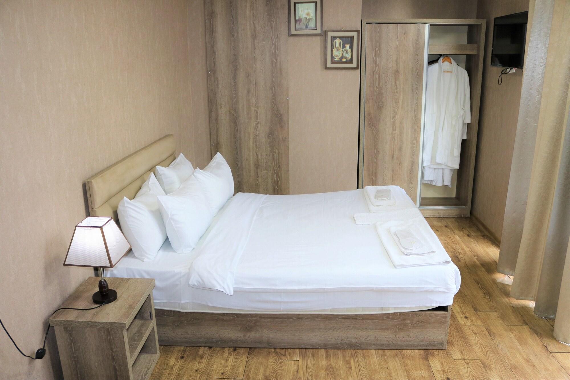 L Plaza Hotel Tbiliszi Kültér fotó