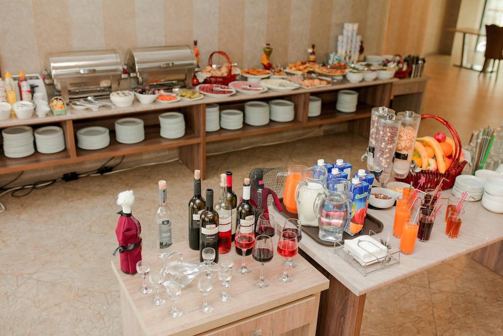 L Plaza Hotel Tbiliszi Kültér fotó