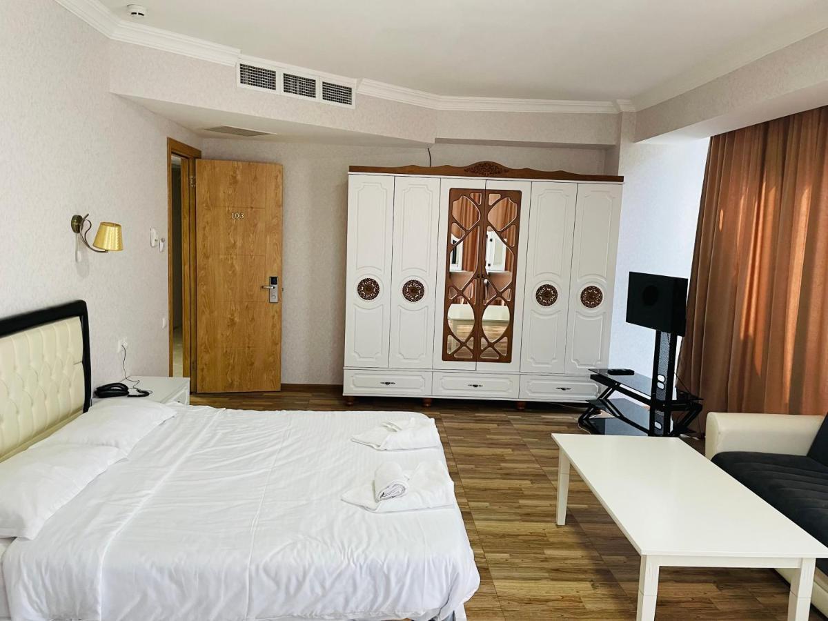 L Plaza Hotel Tbiliszi Kültér fotó