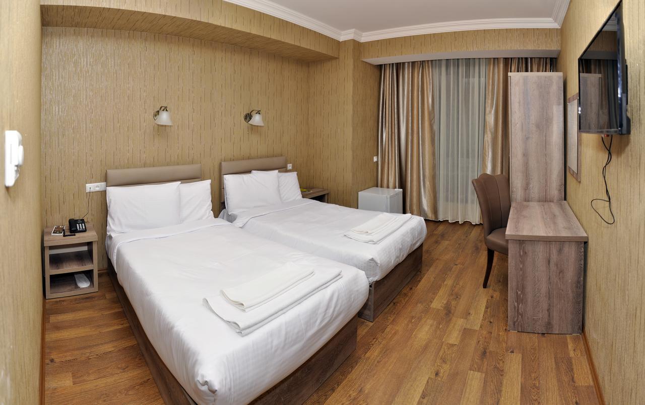 L Plaza Hotel Tbiliszi Kültér fotó