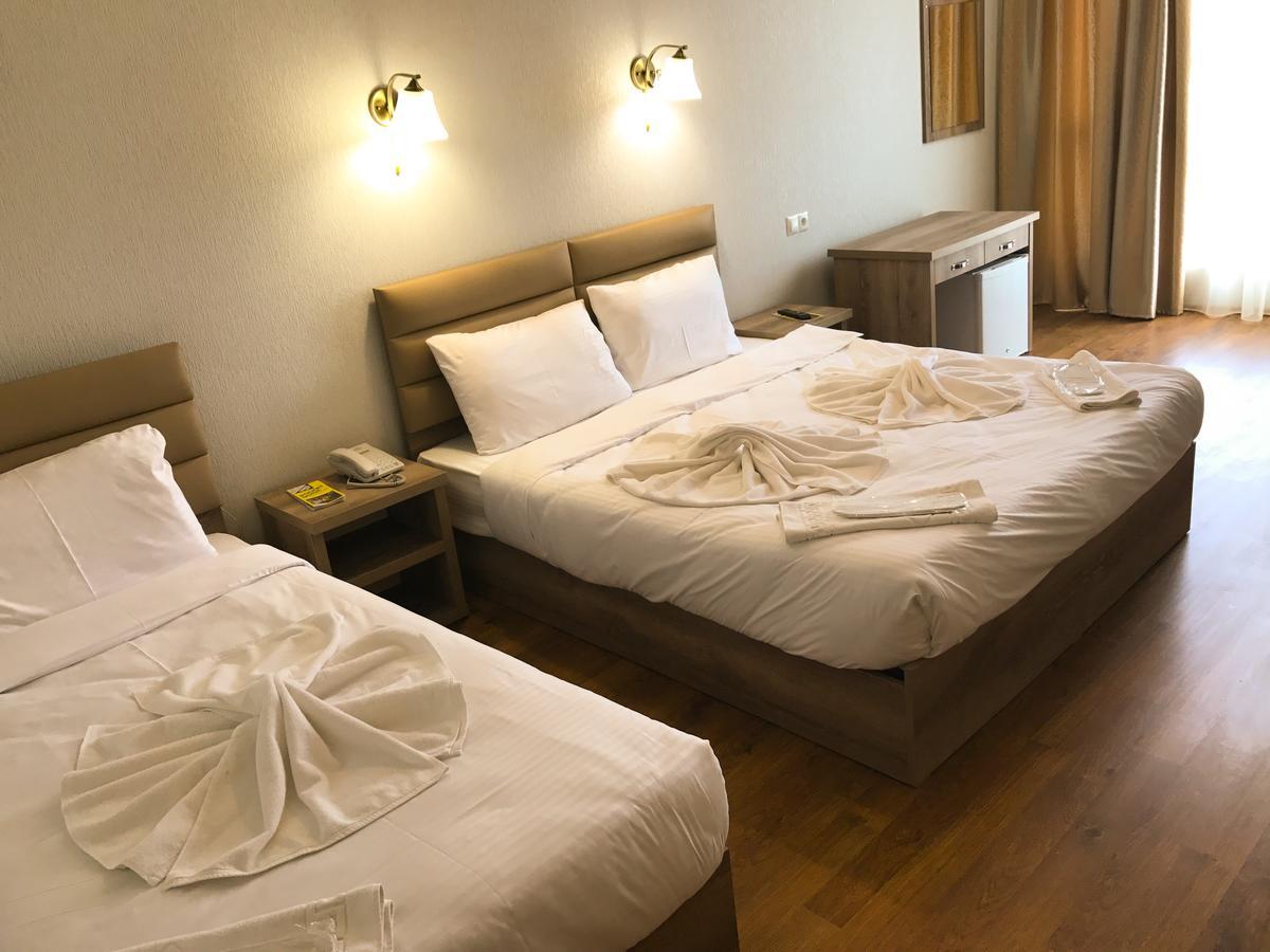 L Plaza Hotel Tbiliszi Kültér fotó