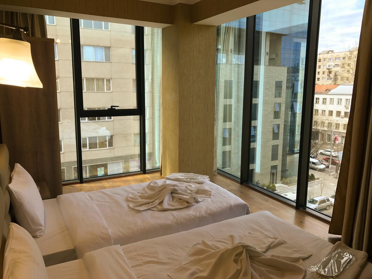 L Plaza Hotel Tbiliszi Kültér fotó