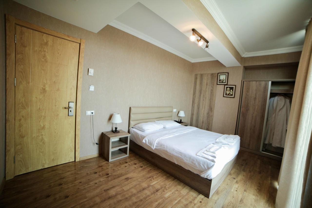 L Plaza Hotel Tbiliszi Kültér fotó