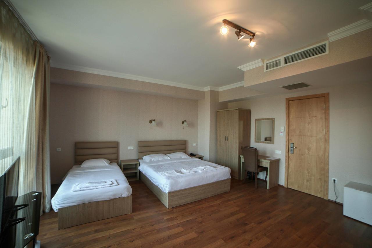 L Plaza Hotel Tbiliszi Kültér fotó