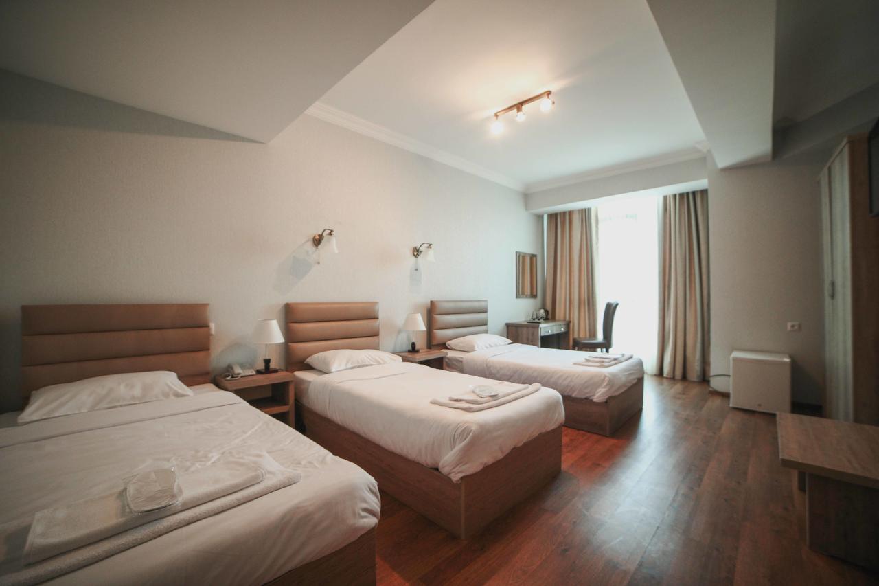 L Plaza Hotel Tbiliszi Kültér fotó