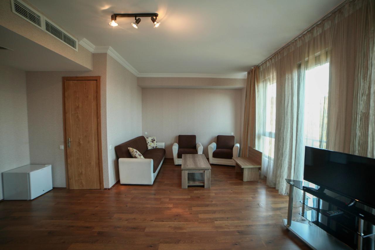 L Plaza Hotel Tbiliszi Kültér fotó