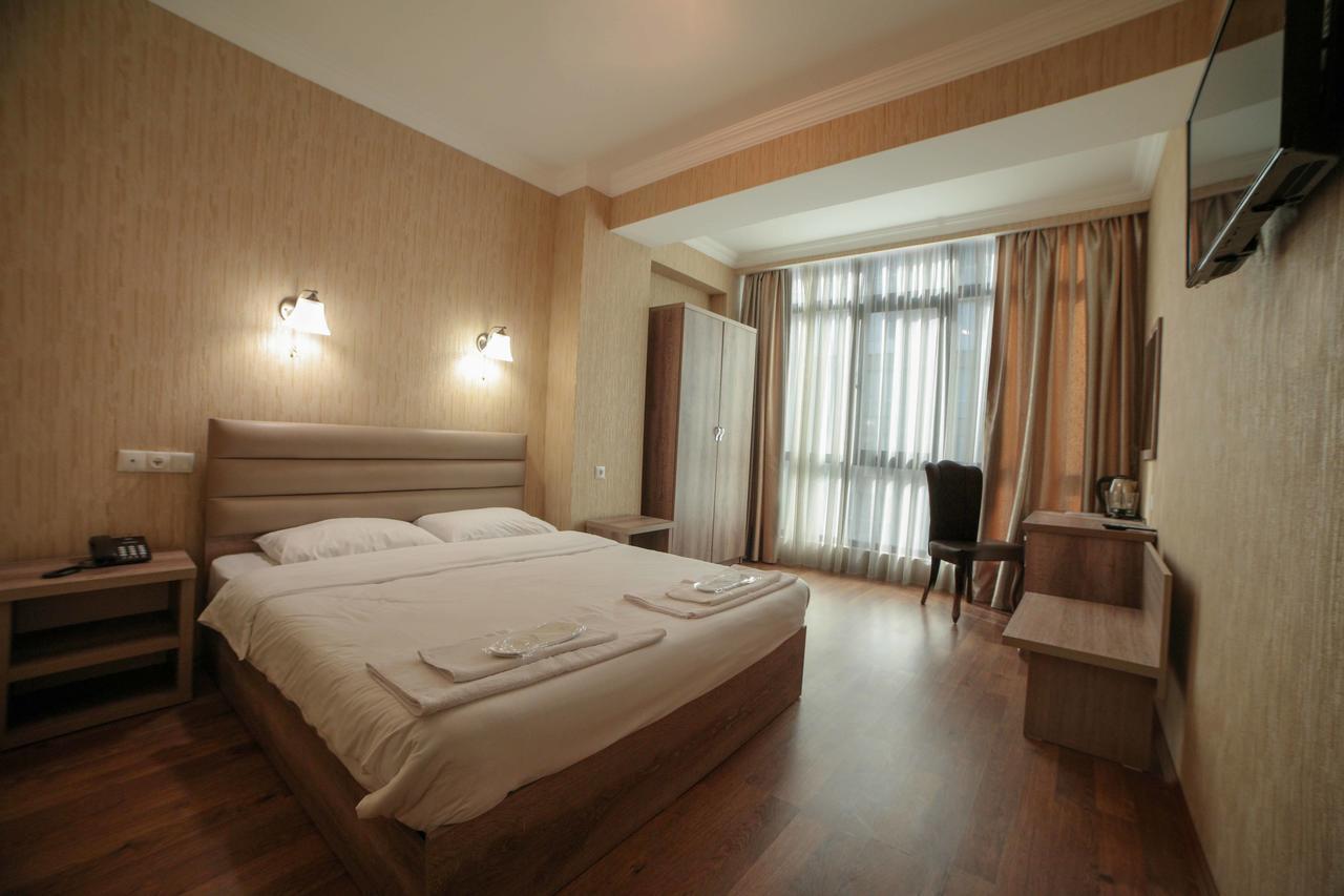 L Plaza Hotel Tbiliszi Kültér fotó