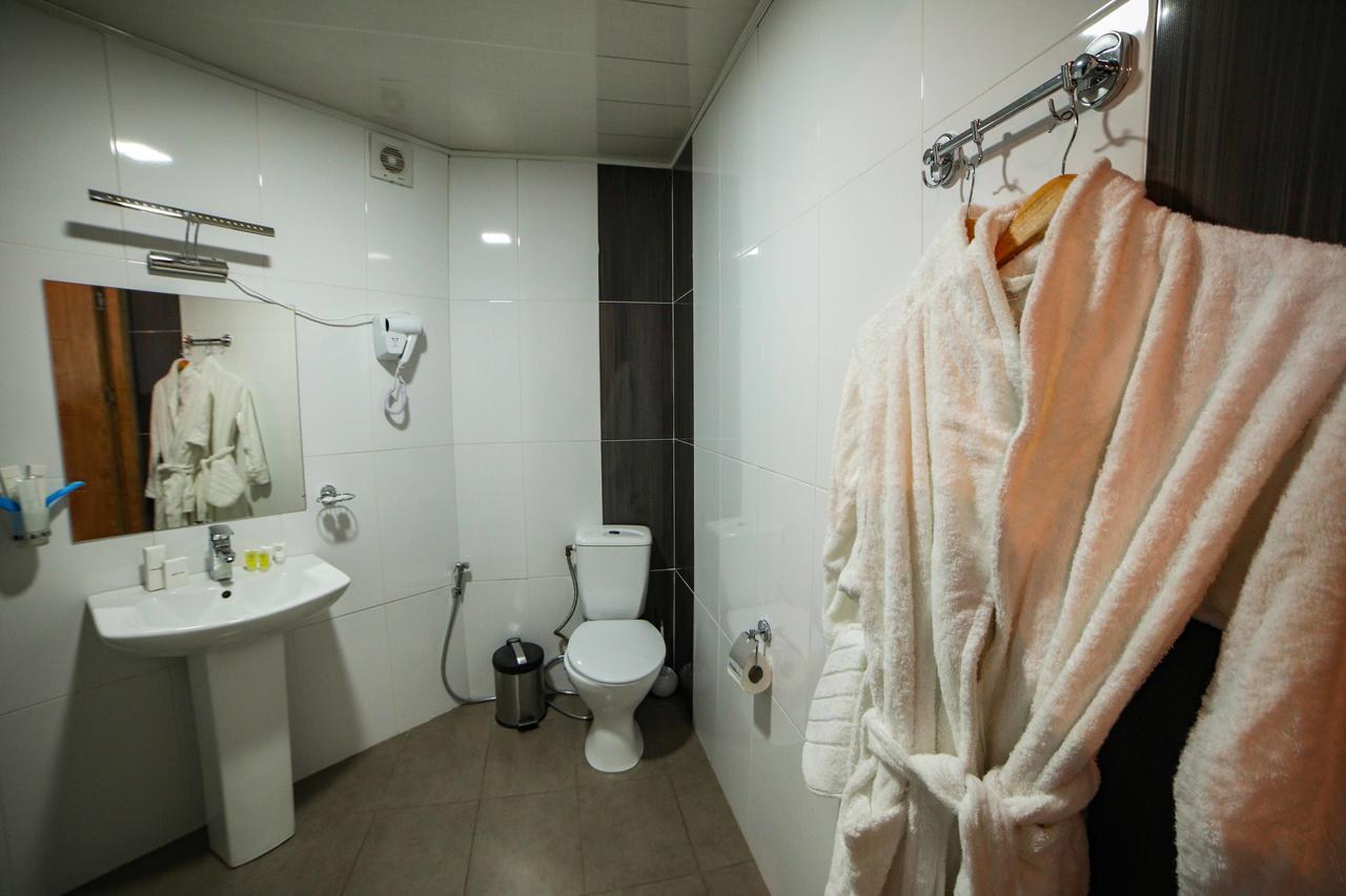 L Plaza Hotel Tbiliszi Kültér fotó
