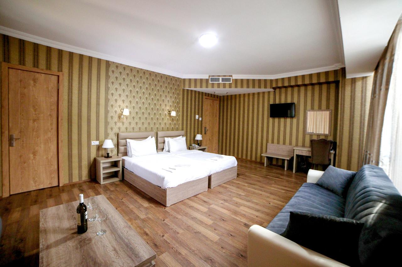 L Plaza Hotel Tbiliszi Kültér fotó