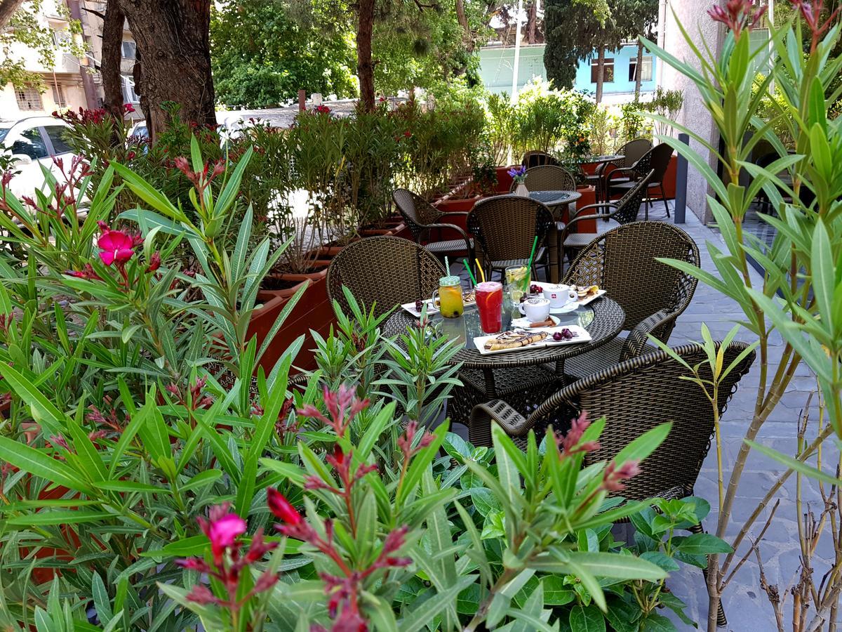 L Plaza Hotel Tbiliszi Kültér fotó