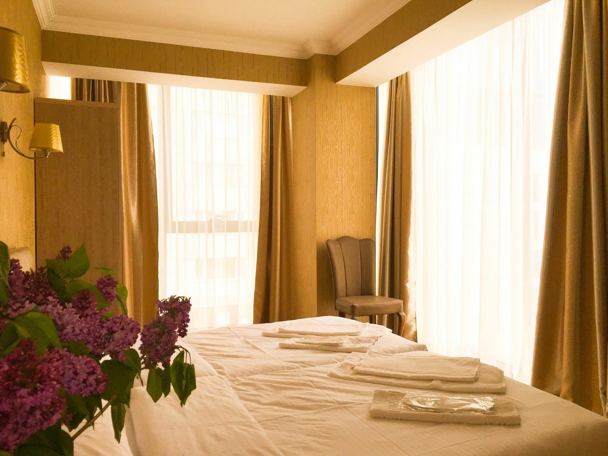 L Plaza Hotel Tbiliszi Kültér fotó