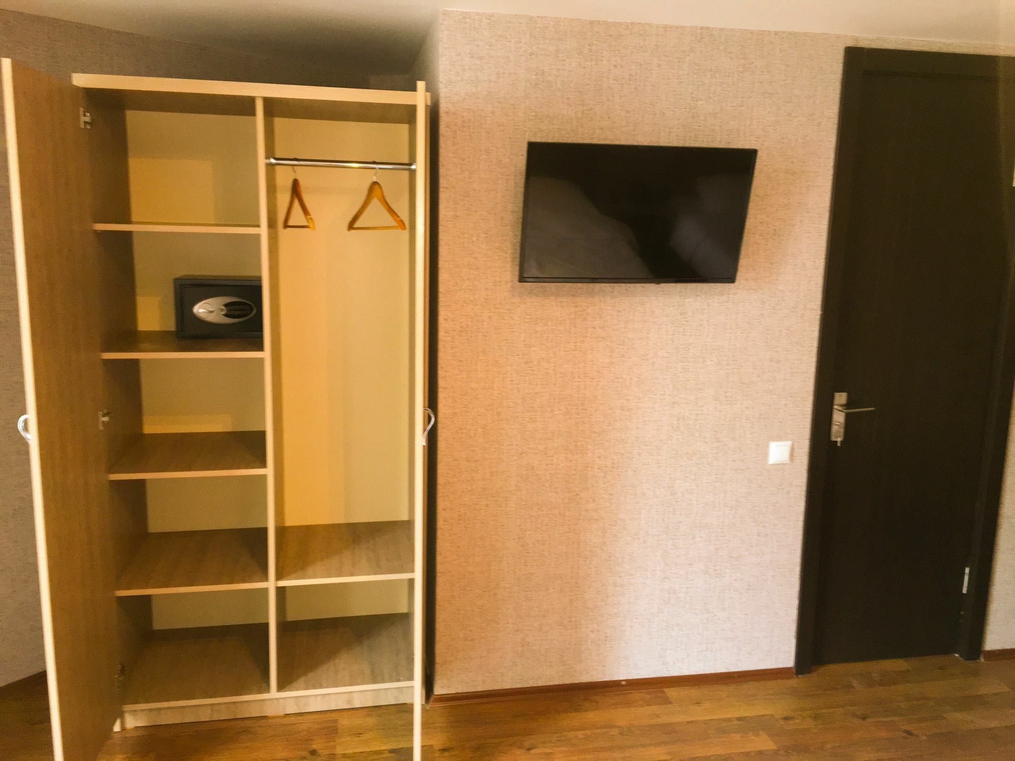 L Plaza Hotel Tbiliszi Kültér fotó