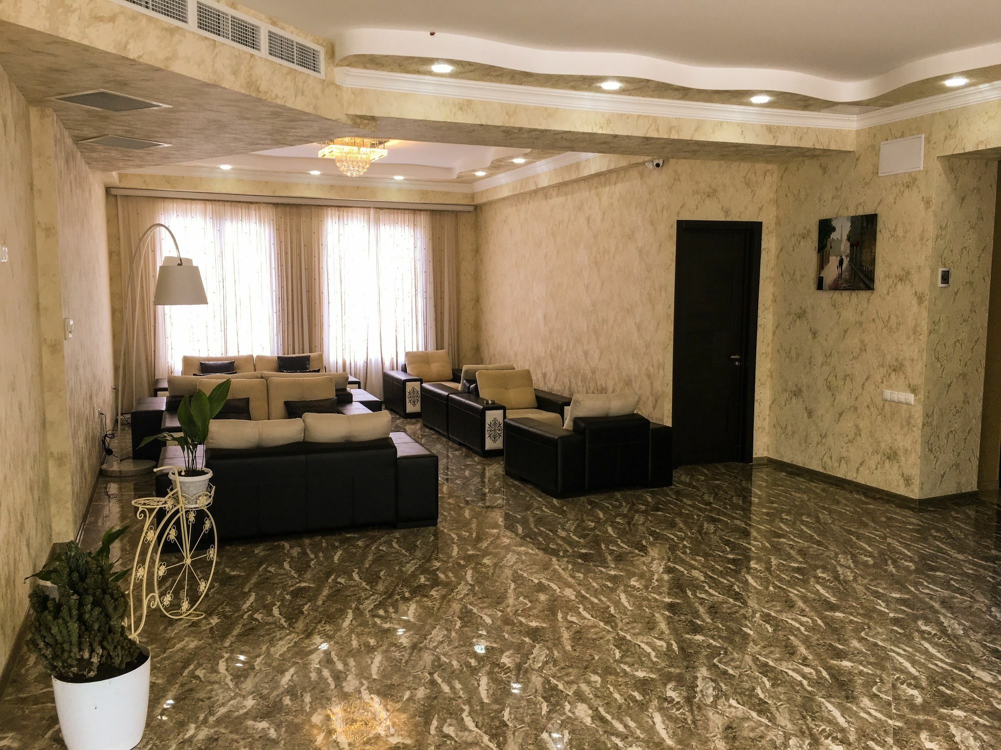 L Plaza Hotel Tbiliszi Kültér fotó