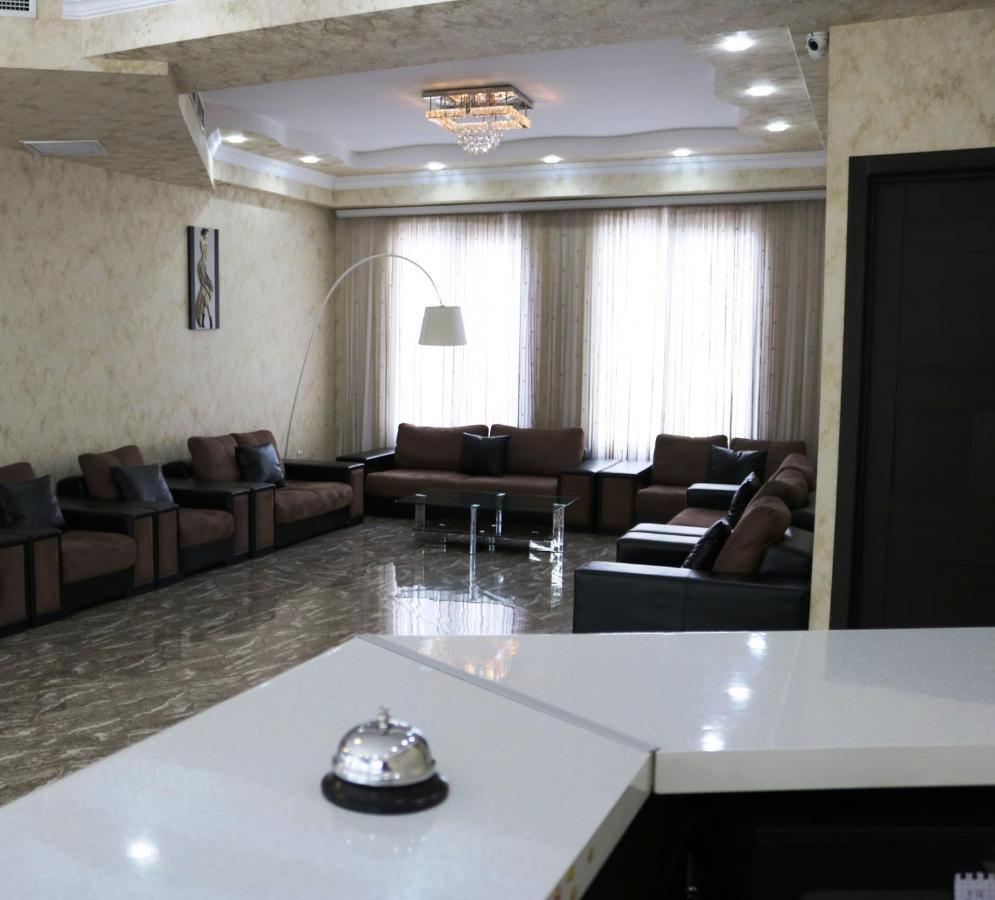 L Plaza Hotel Tbiliszi Kültér fotó